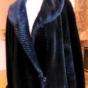.VINTAGE 1980 FABULOUS BLACK SWIRL FAUX FUR COAT